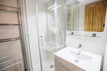 La Norma | LES AROLLES - badkamer met wastafel en douche